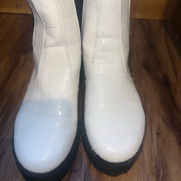 White Croc Embossed Chelsea Boots Chunky Platform Ankle Booties Size 7 - Picture 13 of 13